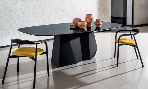 Grandeod shaped extensible table