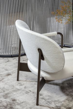 Cross Lounge